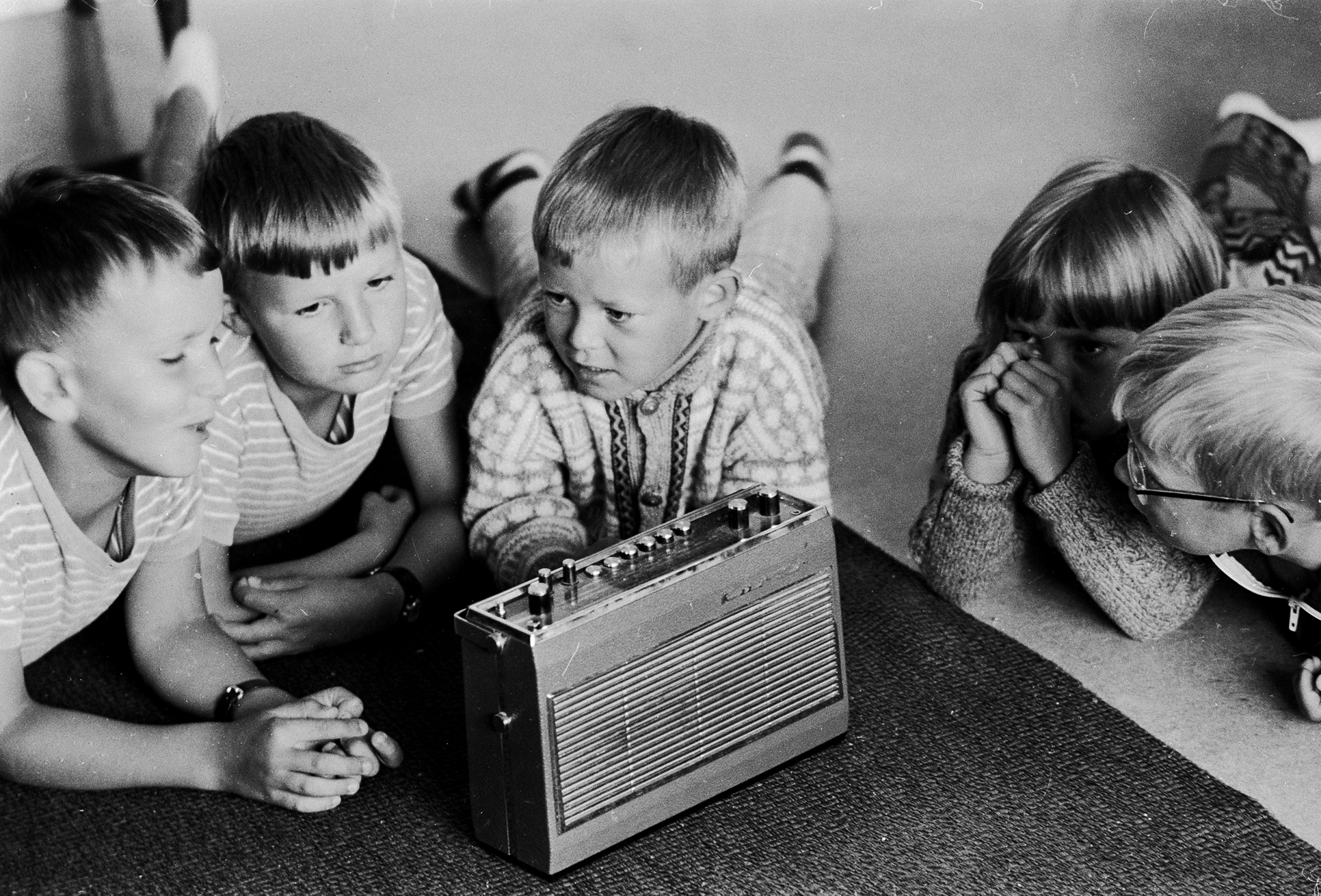 Listening to "Barnetimen". Photo: Adresseavisen, september 1970 ©