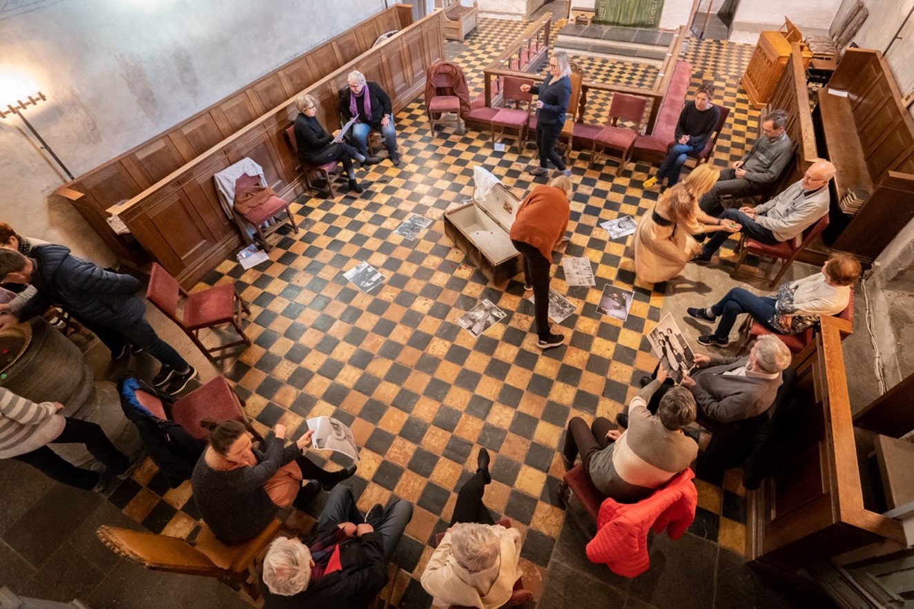Photo from inside a church showing a circle of seated people seen from above. ©Thomas Rolland/ADLab 
