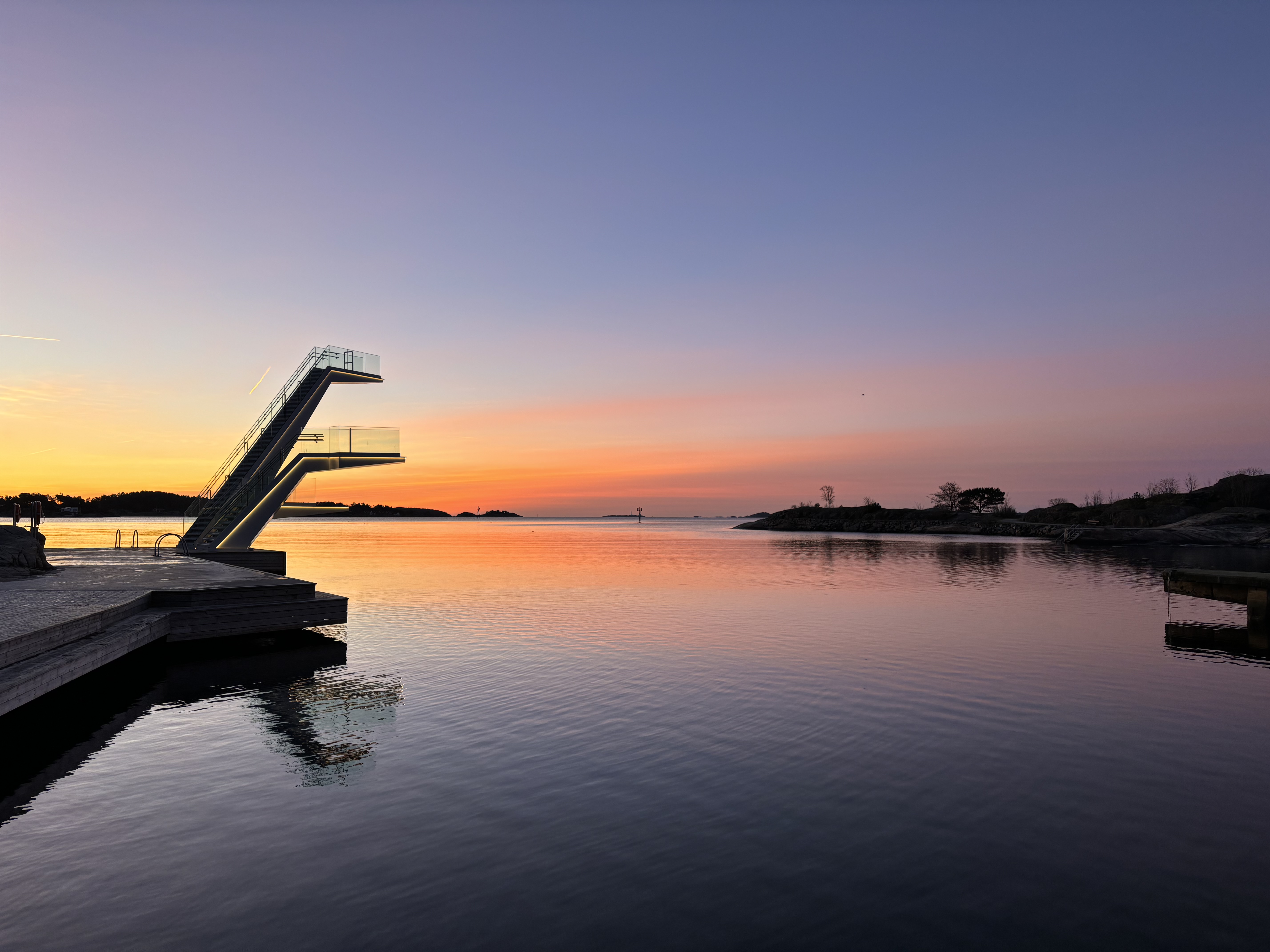 Tighlight at the seashore with high-dive platform