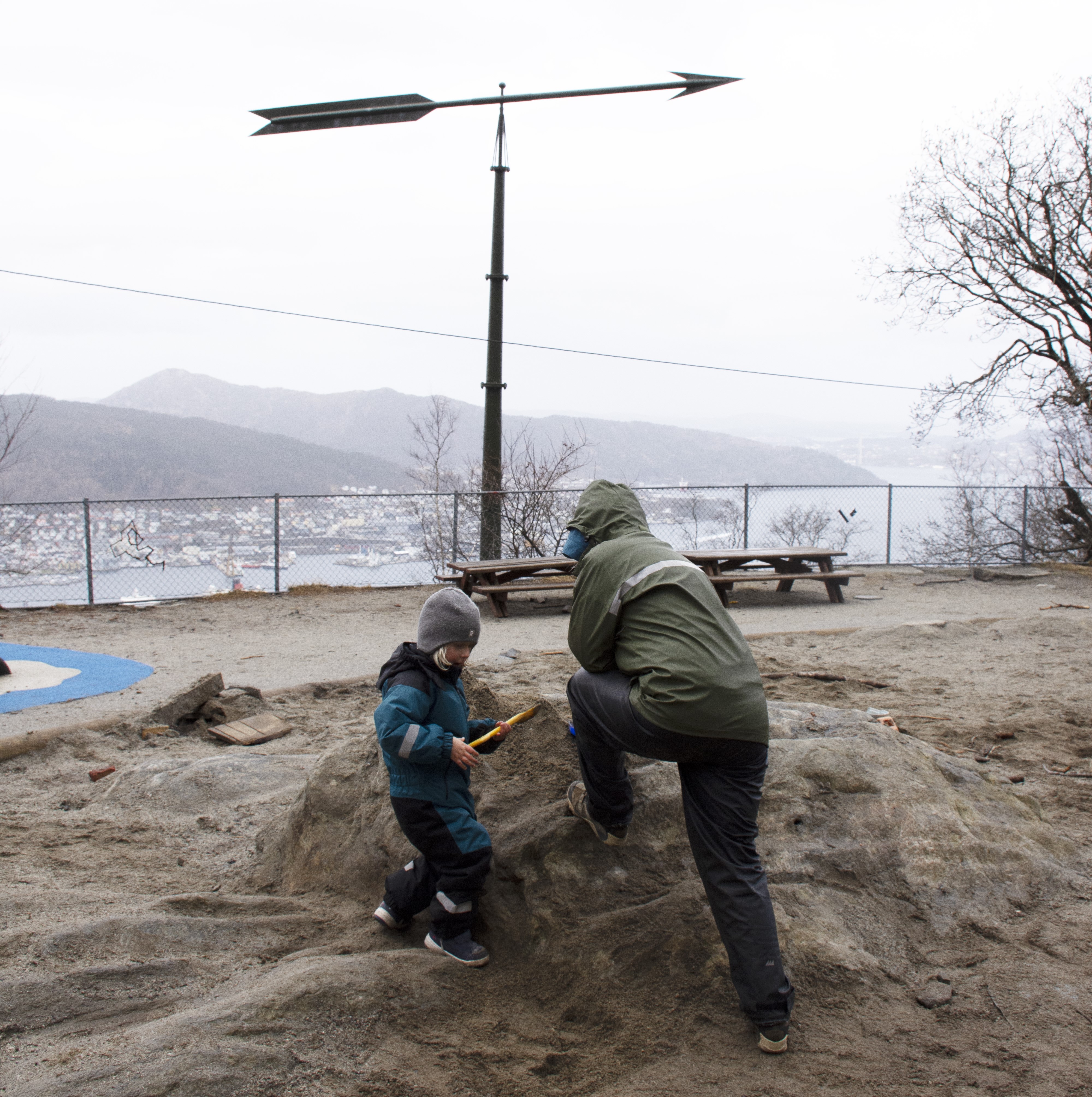A child and an adult playing in the sand pit. Credit: Vibeke Linn Blich