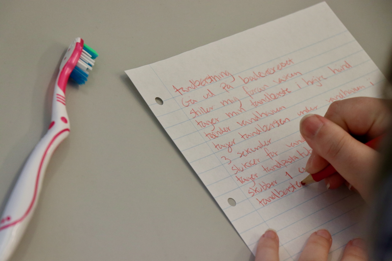 Illustrating computational thinking by writing instructions on a piece of paper on how to brush your teeth