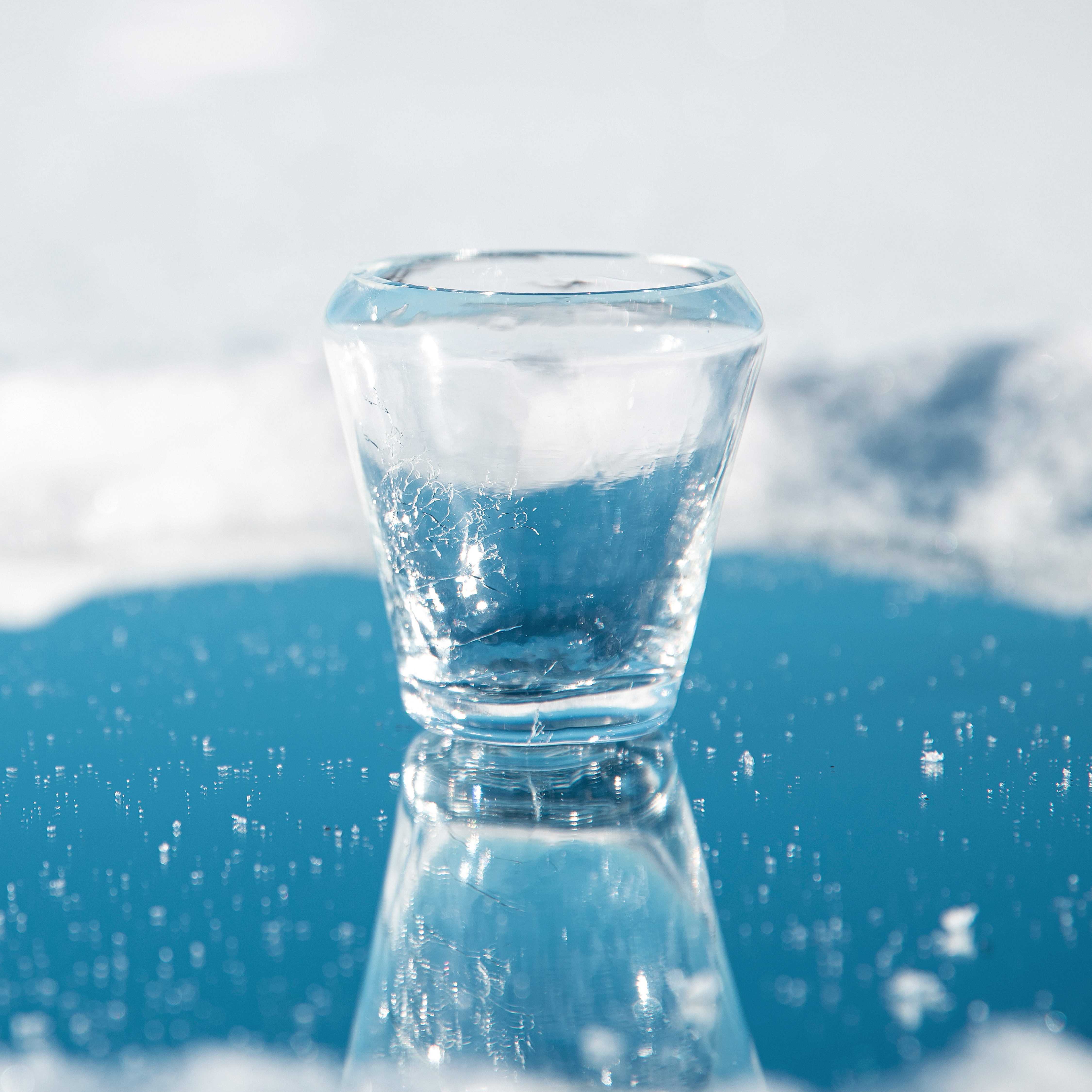 A glass objects with crackled surface patterns created through contact with snow. Photo: Elli Alasaari 2023